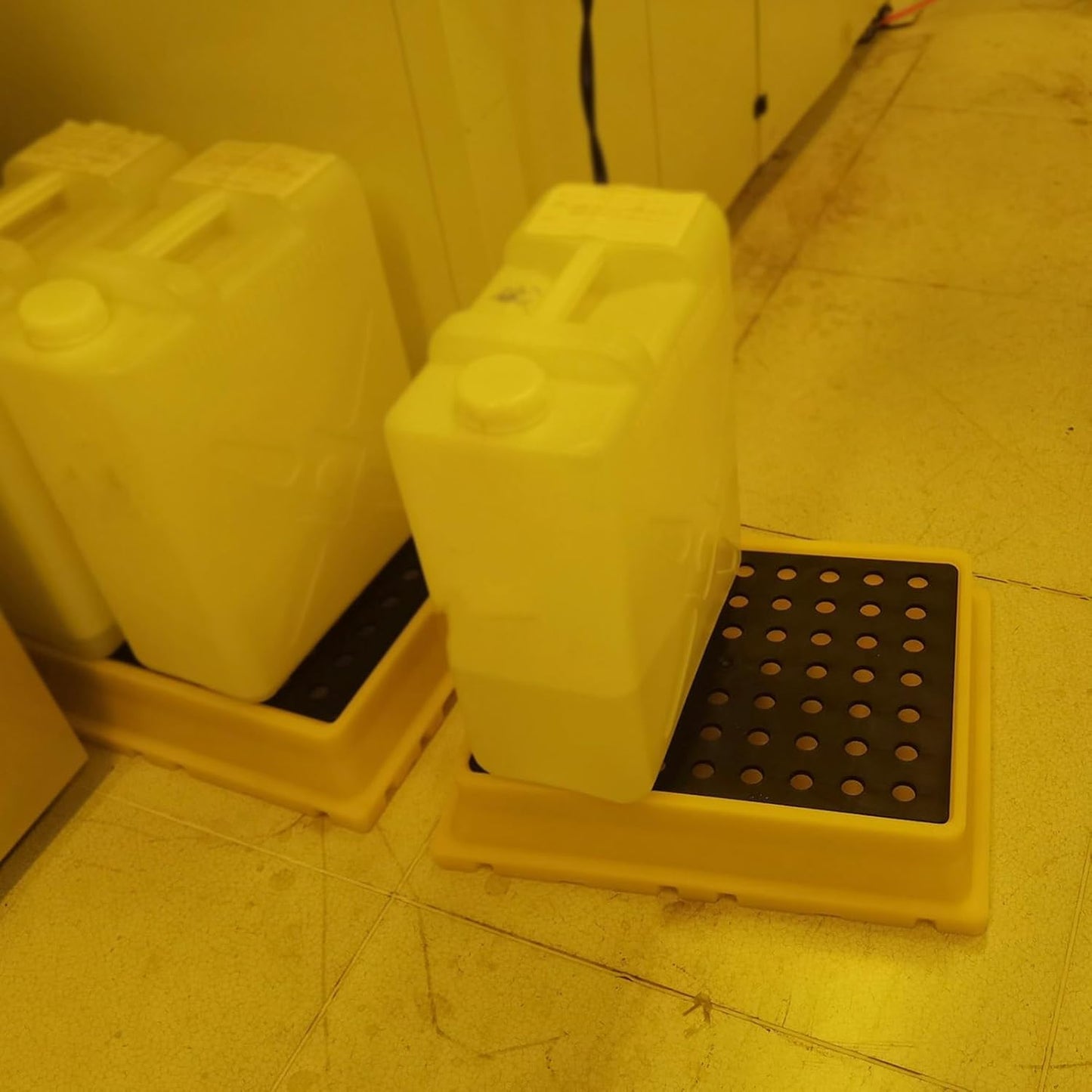 Drum Containment Spill Pallet, Industrial Nestable Oil Drums Leak-Proof Tray, Garage Storage Detachable Anti Slip Polyethylene Platform with Drain (Color : Yellow-5 Pack, Size : 20.9"x16.1"x